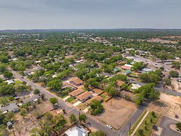 The Das Apfelhaus! A Luxurious and Eclectic Escape Near Main!