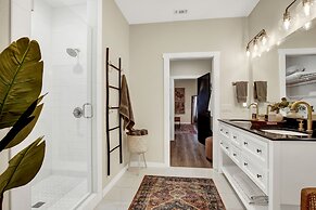 The Das Apfelhaus! A Luxurious and Eclectic Escape Near Main!