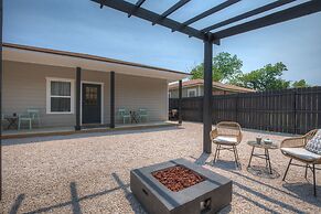 The Das Apfelhaus! A Luxurious and Eclectic Escape Near Main!