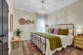 The Das Apfelhaus! A Luxurious and Eclectic Escape Near Main!