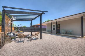 The Das Apfelhaus! A Luxurious and Eclectic Escape Near Main!