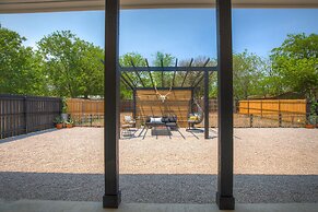 The Das Apfelhaus! A Luxurious and Eclectic Escape Near Main!