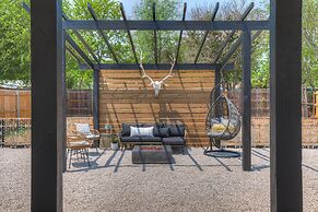 The Das Apfelhaus! A Luxurious and Eclectic Escape Near Main!