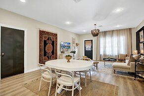 The Das Apfelhaus! A Luxurious and Eclectic Escape Near Main!