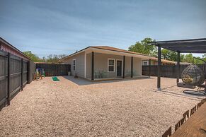 The Das Apfelhaus! A Luxurious and Eclectic Escape Near Main!