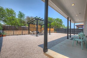 The Das Apfelhaus! A Luxurious and Eclectic Escape Near Main!