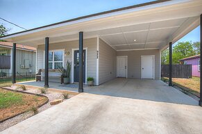 The Das Apfelhaus! A Luxurious and Eclectic Escape Near Main!