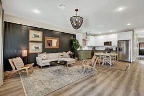 The Das Apfelhaus! A Luxurious and Eclectic Escape Near Main!