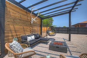 The Das Apfelhaus! A Luxurious and Eclectic Escape Near Main!