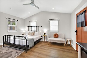 The Grove B Stylish Cottage - Walk to Main