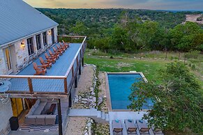 The Point Serene Hill Country Views With Pool & Hot Tub