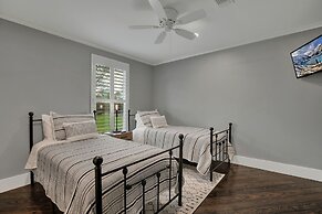 Upscale Home With Pool and Firepit - Close to Mercer St!