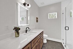 The Grove E With Hot Tub & King Bed - 2 Blks to Main