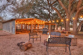 Waylons House-hot Tub Shared Party Barn With Games
