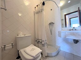 Vilamoura Typical 1 With Pool by Homing