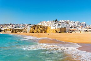 Albufeira Downtown With Pool by Homing