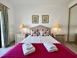 Quarteira Elegant With Pool by Homing