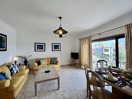 Quarteira Elegant With Pool by Homing