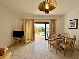 Quarteira Elegant With Pool by Homing