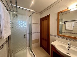 Quarteira Classic With Pool by Homing