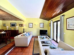 Vilamoura Traditional Villa With Pool