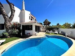 Vilamoura Traditional Villa With Pool