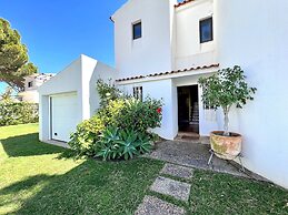 Vilamoura Traditional Villa With Pool