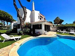 Vilamoura Traditional Villa With Pool