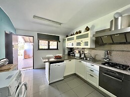 Vilamoura Traditional Villa With Pool