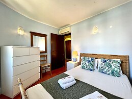 Vilamoura Traditional Villa With Pool