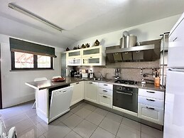 Vilamoura Traditional Villa With Pool