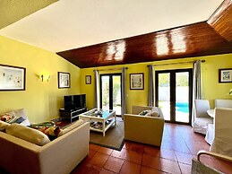 Vilamoura Traditional Villa With Pool