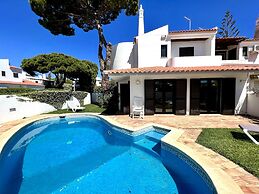 Vilamoura Traditional Villa With Pool