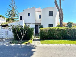 Vilamoura Traditional Villa With Pool