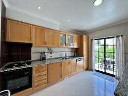 Pêra Brightness Villa by Homing