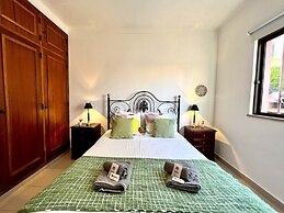 Vilamoura Classic Villa With Pool