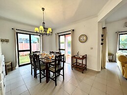 Vilamoura Classic Villa With Pool