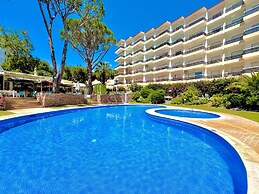 Vilamoura Palm Tree With Pool by Homing