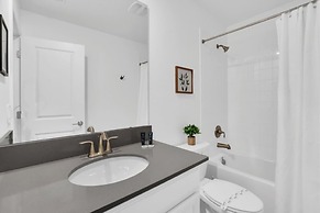 9BED The Goof within 8 miles to Disney