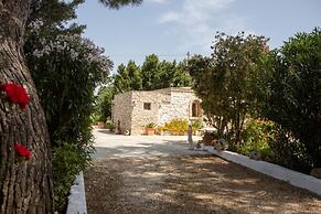 Trullo Nonna Netta con Piscina Idromassaggio e Area Giochi
