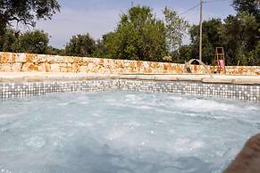Trullo Nonna Netta con Piscina Idromassaggio e Area Giochi