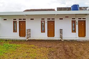 OYO 90809 Homestay Black Pink Merah Jambu Syariah