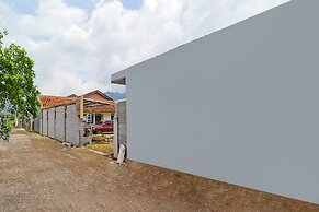 OYO 90809 Homestay Black Pink Merah Jambu Syariah