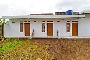 OYO 90809 Homestay Black Pink Merah Jambu Syariah