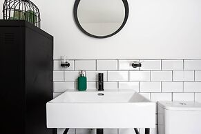 Luxurious 4-bedroom Home on Trendy Ormeau, Belfast