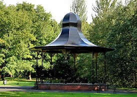 Luxurious 4-bedroom Home on Trendy Ormeau, Belfast