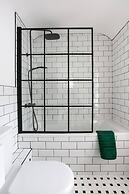 Luxurious 4-bedroom Home on Trendy Ormeau, Belfast