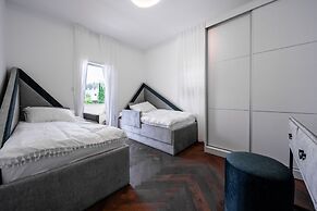 Spacious 4BD House w Pool in Hezliya