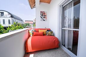 Spacious 4BD House w Pool in Hezliya