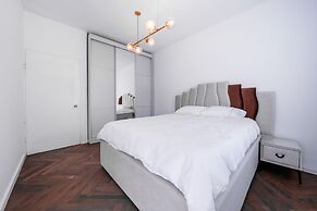 Spacious 4BD House w Pool in Hezliya